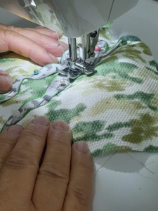 Elaboração de rã com máquina de costura
