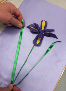 Lírio-do-Gerês - Aluna colando as folhas de lírio, na base do quadro de cartão e tecido;
