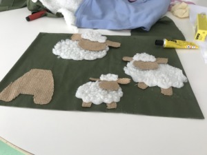 Montagem e colagem das ovelhas