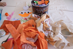 Exemplos de materiais usados: retalhos de tecidos de diversos feitio e cores.