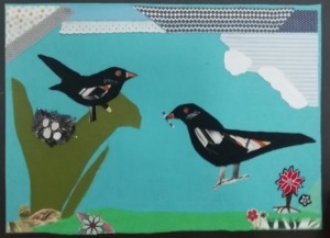 A foto representa o painel da fauna, mostrando a espécie de melros pretos, muito presentes na escola.